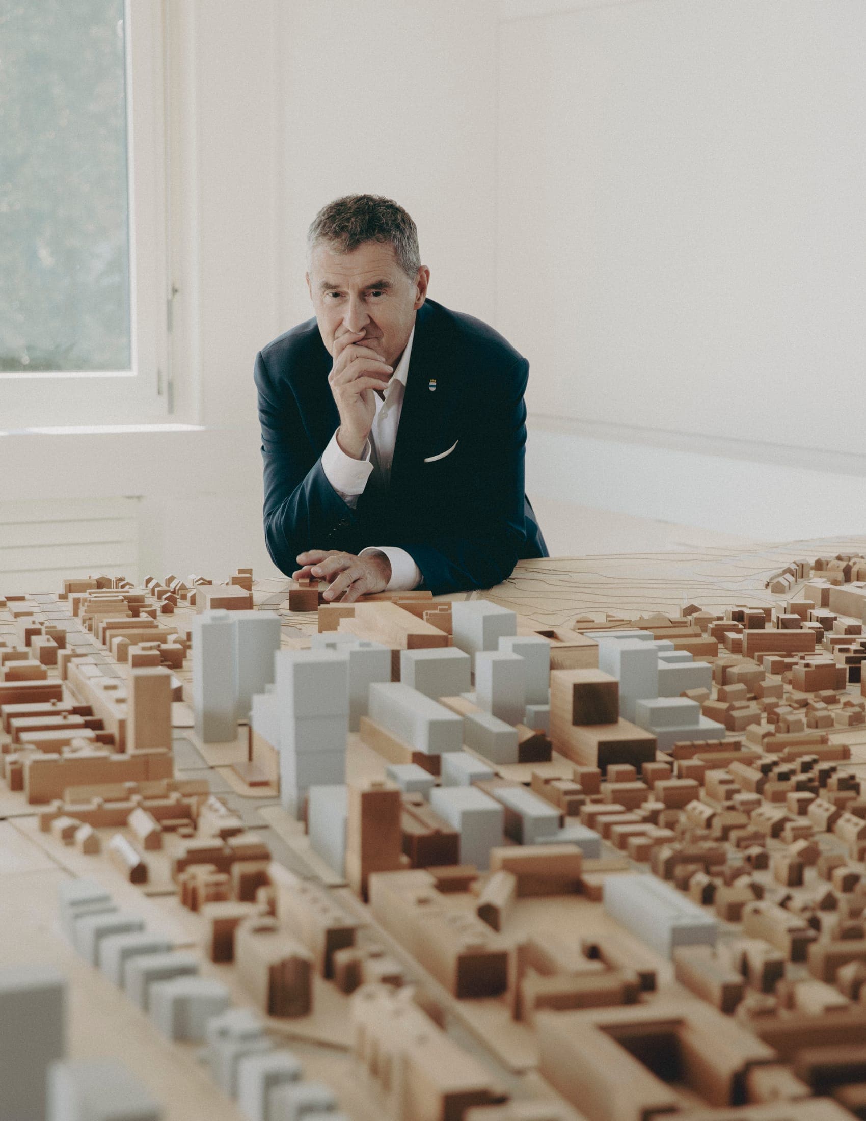 André Wicki am Stadtentwicklungsmodell